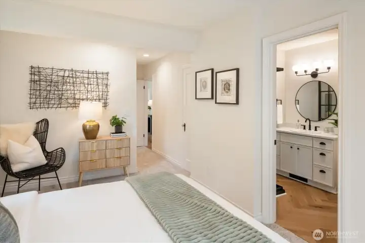 Primary suite with ensuite bathroom.