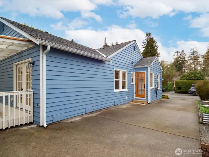 Long driveway- perfect for multiple cars or RV parking.