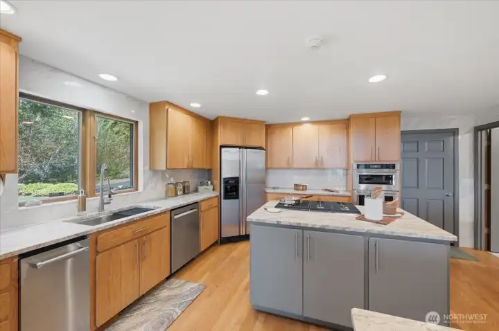 Brand New Kitchen Aid Cooktop, Built-in Oven & Microwave, all Kitchen Aid Appliances.