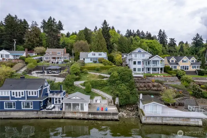 Brownspoint waterfront home with beach house