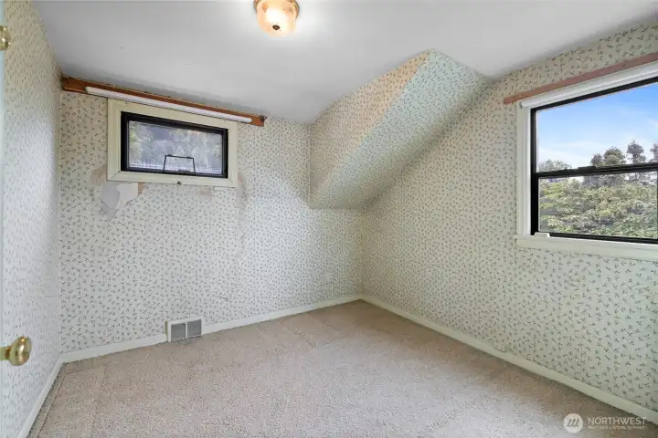 The HUGE closet is big enough it can also be an addition bedroom