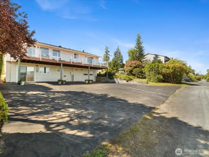 I know the listing says 4 parking spaces, but you can get 8 back here when you entertain, and stil l have street parking on two sides!