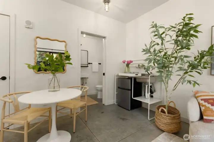 Just add a microwave and/or hot plate and the studio provides an easy way to prepare simple things or reheat tasty leftovers from your favorite Winslow eateries.