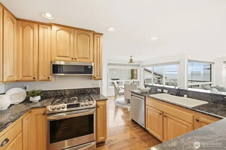 Functional and spacious kitchen worthy a chef. Functional and spacious kitchen worthy a chef.
