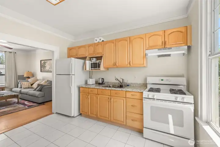 Light & bright kitchen (unit 4)