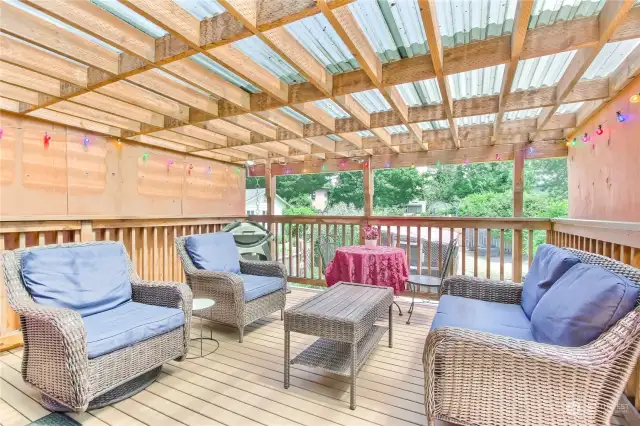 Relax or Party, Outstanding covered deck built from the ground up about 5 years ago!