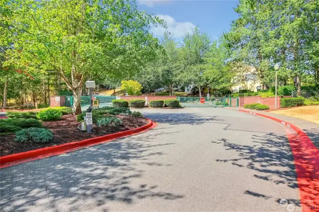 Back gate for residents is convenitnetly located near this buillding.