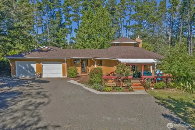 Welcome to your peaceful sanctuary. Expansive circular drive with RV hook up