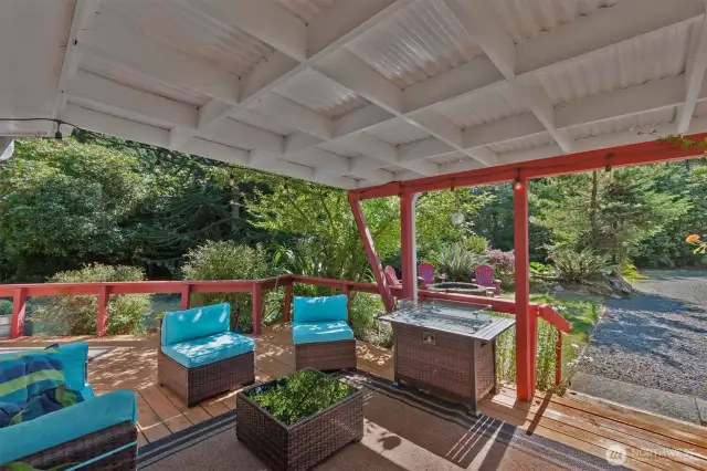 Expansive open deck area, you can hear the ocean!