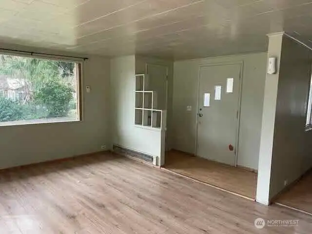 Living room/entry