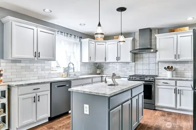 Fully updated kitchen w/large center island and Bosch dishwasher