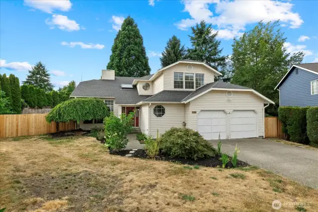 Located on little cul-de-sac near top-rated schools, easy access to shopping and commuting routes.