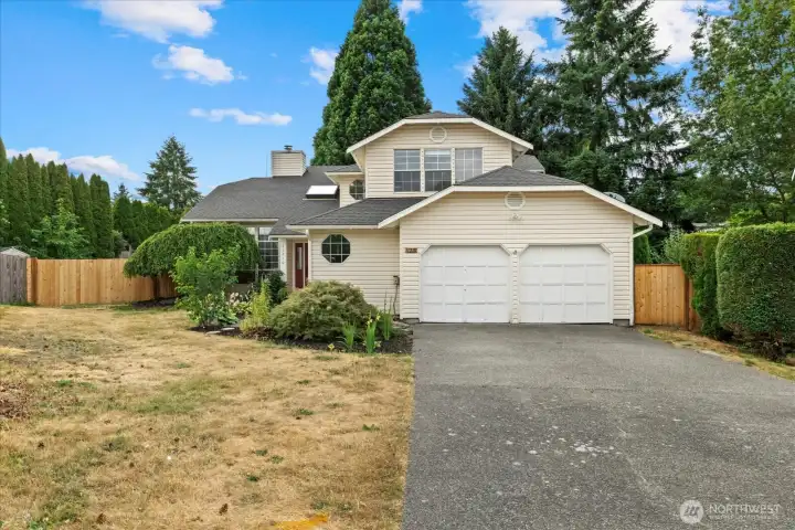 Located on little cul-de-sac near top-rated schools, easy access to shopping and commuting routes.