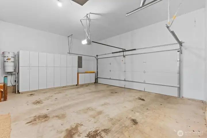 Garage Stg & Dbl Gar Door w/Opener