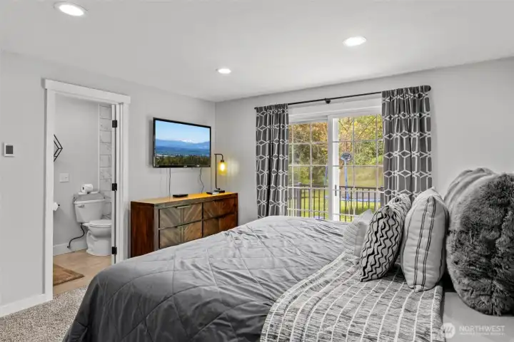 Can lighting and private deck access.