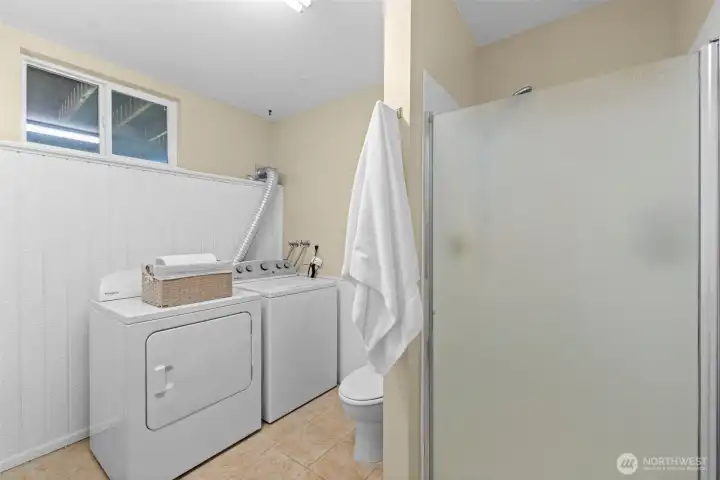 Washer/dryer 1 year new.