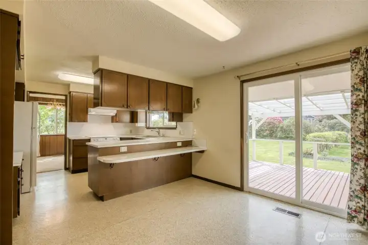 Kitchen w/ Eating Space