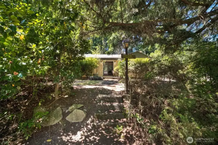 Welcome to this charming classic nestled cottage