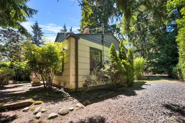 Showing the front and back access from the driveway