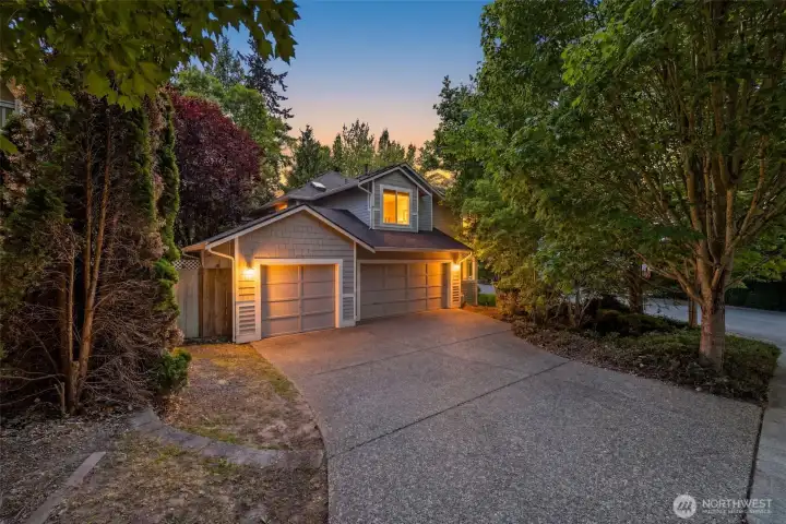 Welcome to this beautifully refreshed Kirkland home, perfectly situated on a private corner lot just minutes from Juanita Beach Park. Welcome to this beautifully refreshed Kirkland home, perfectly situated on a private corner lot just minutes from Juanita Beach Park.
