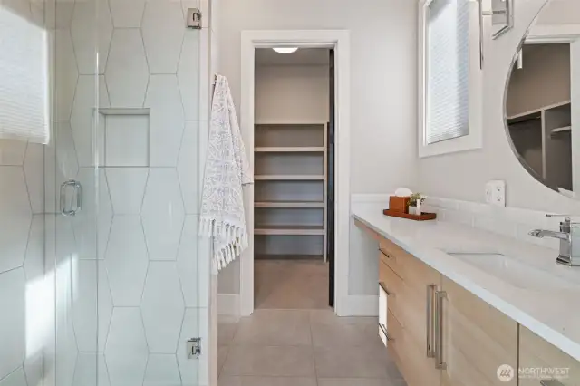 private bath, walk in closet