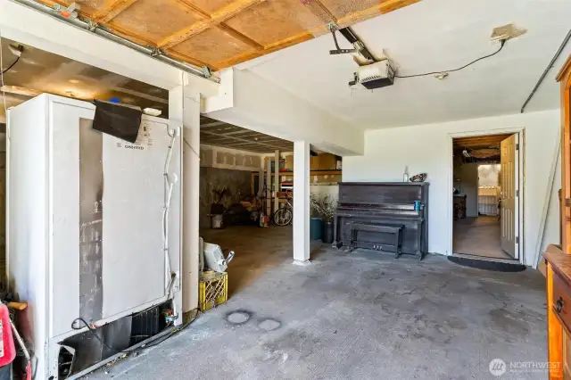 Shop, bonus room, and tons of storage!