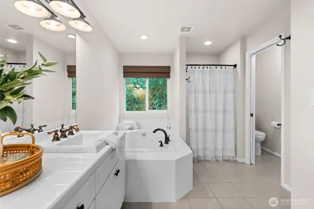 Spacious and bright, this well used room will be your favorite place.  Soak in the deep set tub after a long day for your own spa like experience.