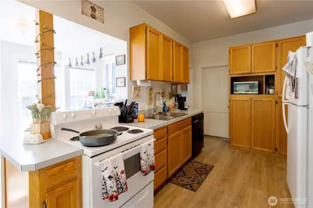 Kitchen facing bathroom and primary bedroom.