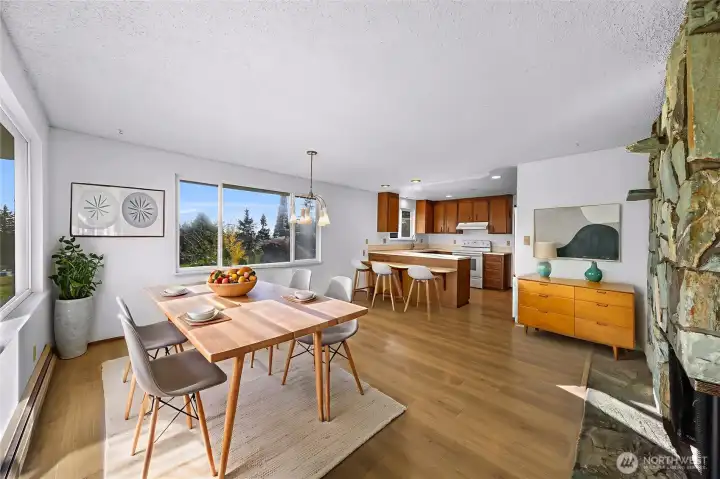 Attractive dining area     (virtual staging)