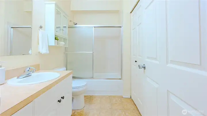 Spacious full bathroom