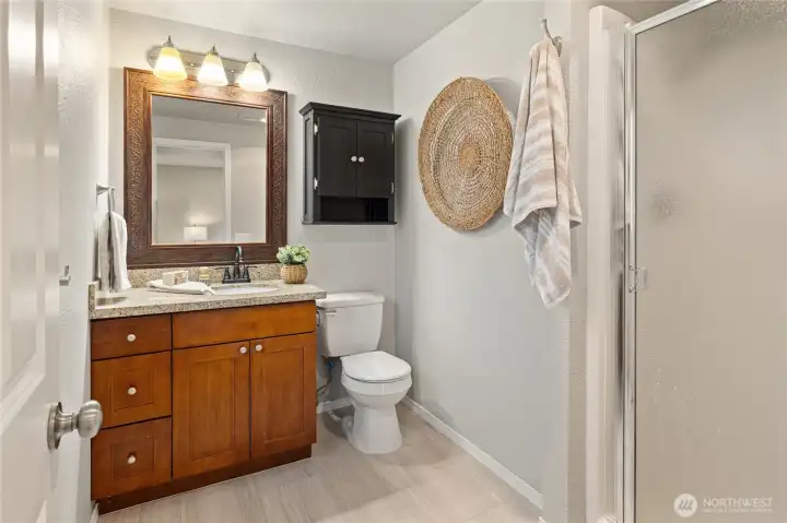 Primary en suite bathroom