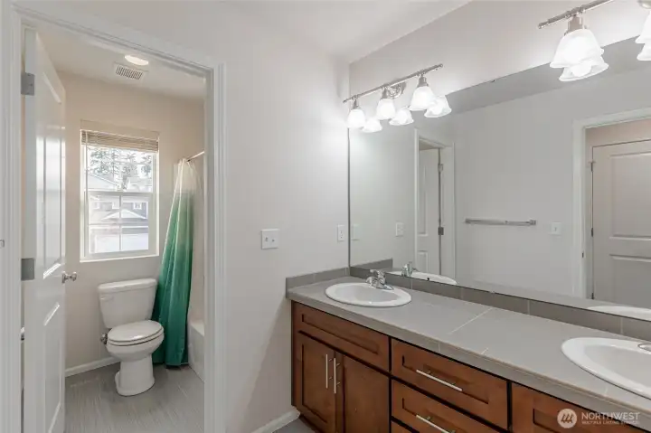 Full bath on the upper level.