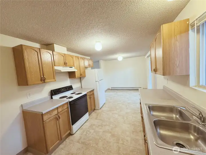 6604 Kitchen to Eating Area