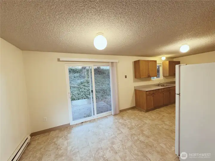 6604 Eating Area to Back Patio