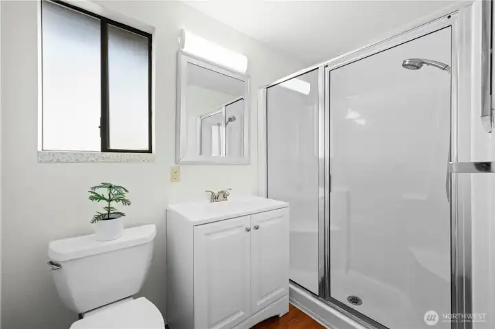 Master bedroom bath walkin shower