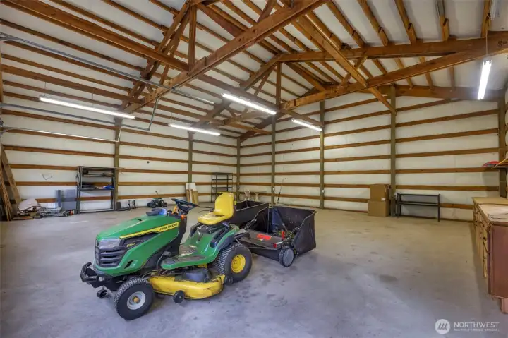 Detached shop has approx. 1440 sq ft. Room for 6 cars or a boat, motorhome and 2 cars. This home has 400 amp service, addsitional H20 tank for downstairs., Generator in case the power goes out.