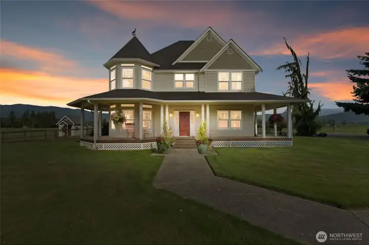 Welcome to your minifarm with amazing mountain views!