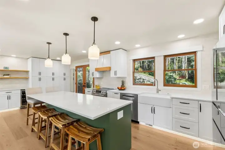 Extensively updated kitchen with quartz countertops and modern finishes. Extensively updated kitchen with quartz countertops and modern finishes.