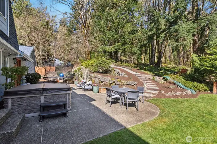 Private backyard, perfect for relaxing on spring and summer days. Private backyard, perfect for relaxing on spring and summer days.