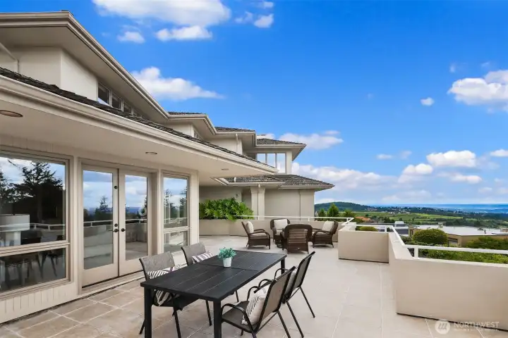 500 square foot entertaining deck soaked in southwesterly views 500 square foot entertaining deck soaked in southwesterly views