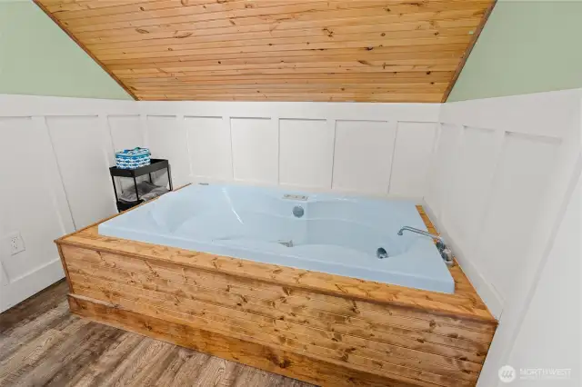 Upstairs primary suite jetted tub