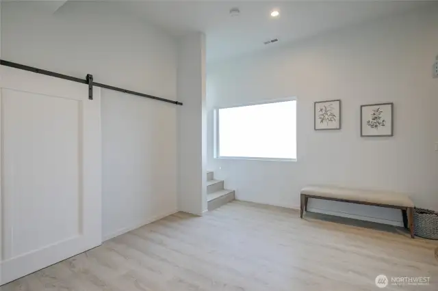Another view of the generous sized entry space...could put a desk where bench is if neede.