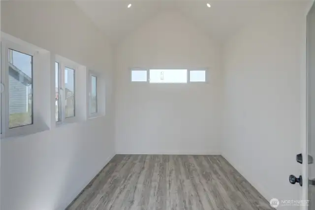 Outbuilding with heat  - fabulous flex space!
