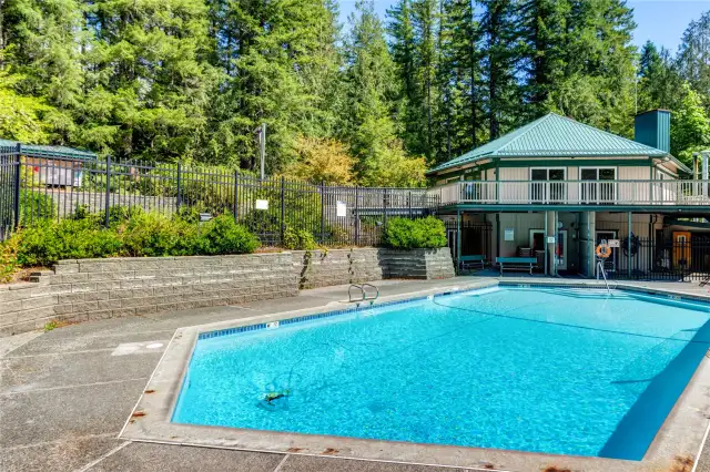 The Fireside Lodge is open year-round and offers a hot tub and sauna as well as a swimming pool.