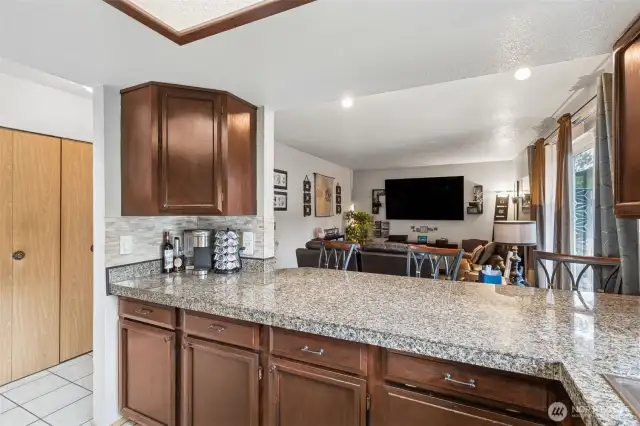 Kitchen w/ breakfast bar