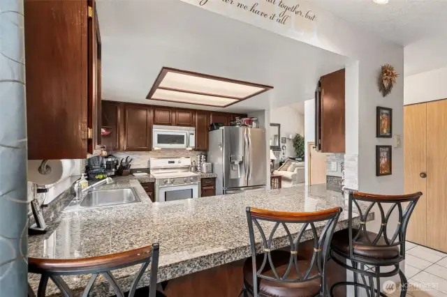 Kitchen w/ breakfast bar