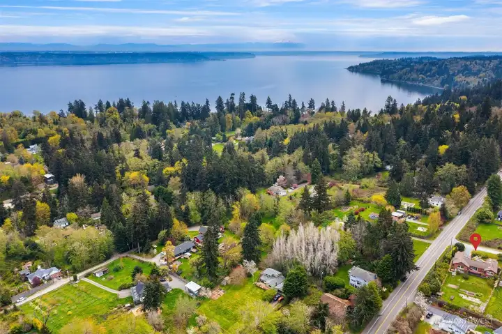 Vashon is perfectly situated for easy access to all that the Puget Sound has to offer; Seattle, Olympic Mountains, Mount Rainier, Blake Island.