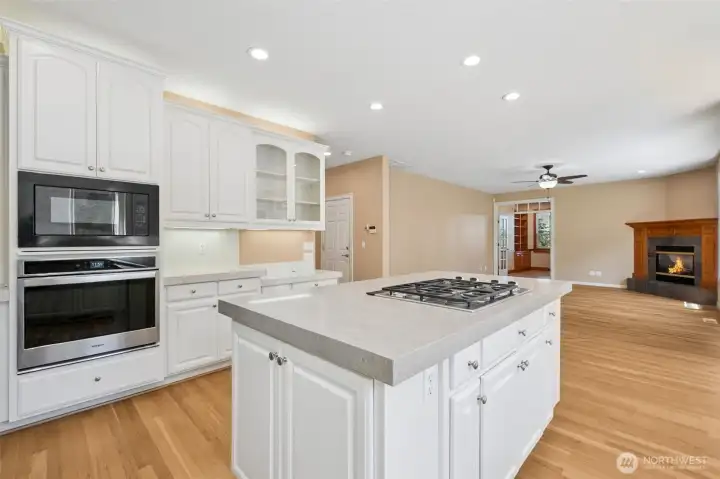 Large island with gars cooktop