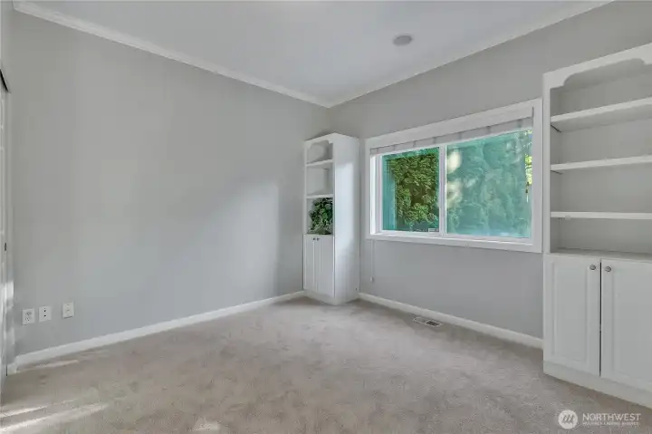 Office/ Den with closet (could be 5th bedroom)