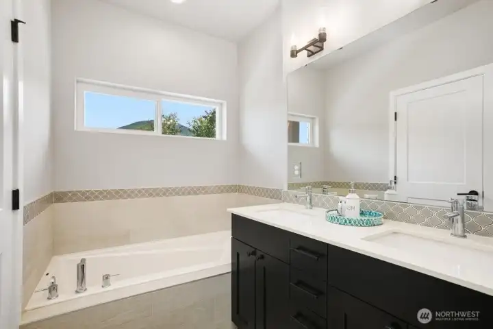 Picture of the deluxe master bath!